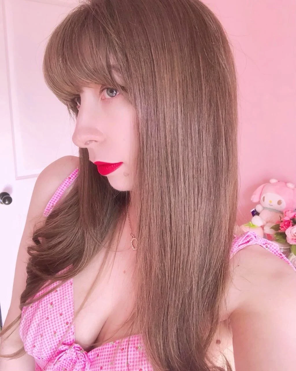 🦢💕🎀🧸🌷🩷🧁🌸 Haven&rsquo;t posted a selfie in a bit in case you forgot what I look like. 💕🎀🩷🌸🌷🧸🍓🦢 I hope you&rsquo;re enjoying your Tuesday lovelies. Today I&rsquo;ll be mixing up some apple pie scented perfume mists! Yummy! 🥧🍎🧺#pink #