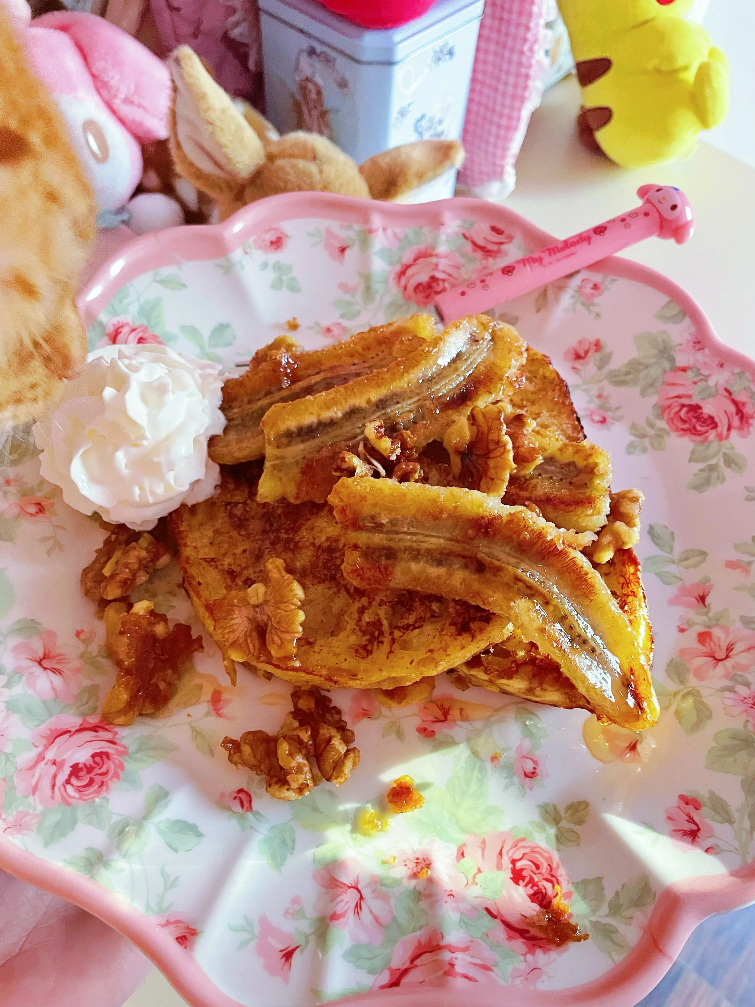 🎀Made the yummiest caramelized banana and walnut French toast! It was the best French toast I&rsquo;ve ever made! I think the key was using Italian bread that is cut thick and just a little bit dry so it can soak up the cream, cinnamon and egg mixtu