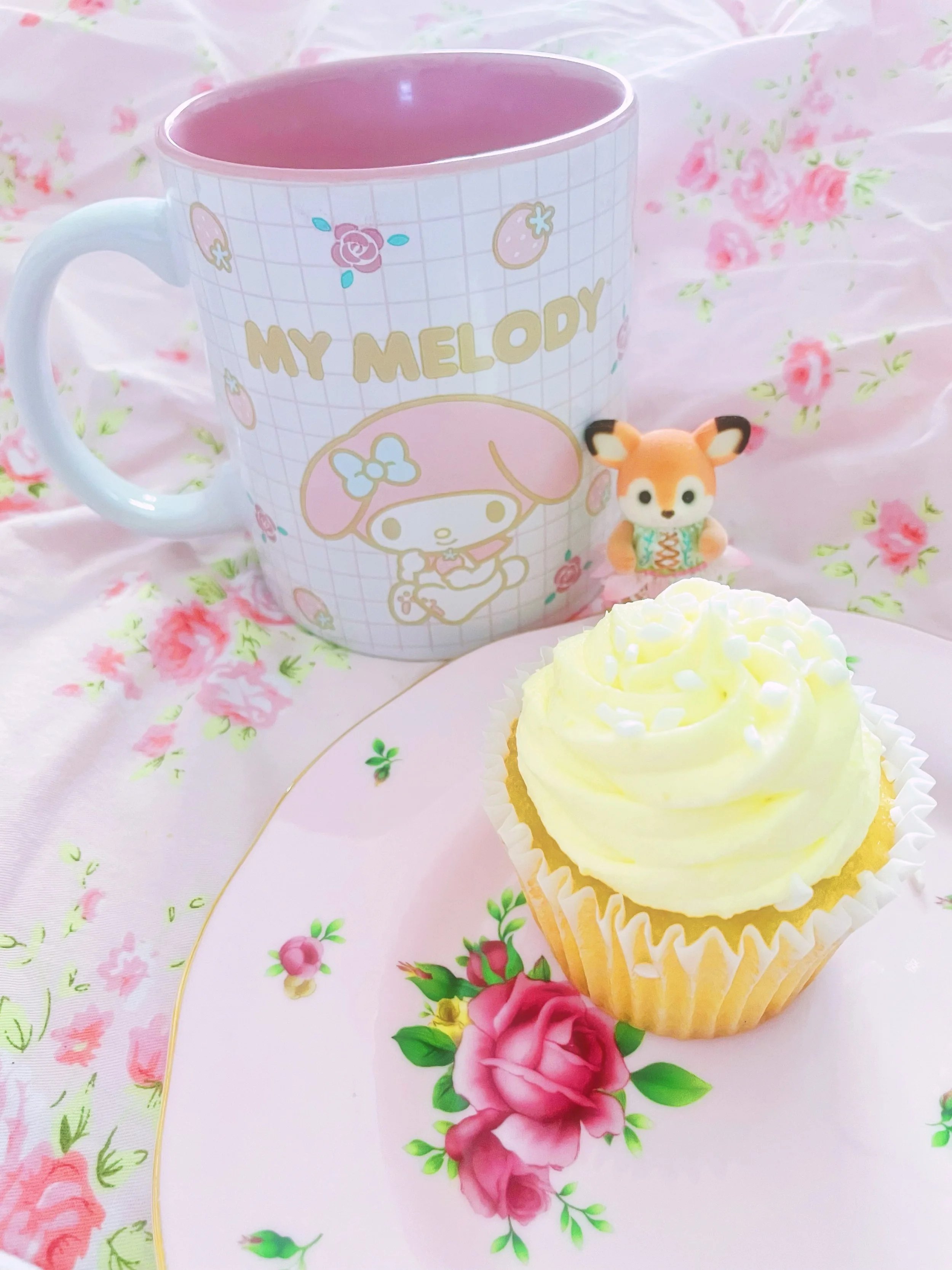 🩷🎀 A sweet snack and hot tea in my My Melody mug. One of my favorite mugs!! I need more My Melody mugs and teacups. 🎀🩷 
#cupcake #mymelody #cottagecore #tea #kawaii