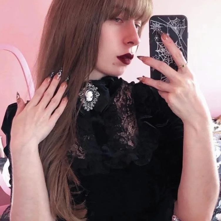 🖤🗡️🩸🌹 A Halloween look. 🖤🌹🩸🗡️ 
#halloween #gothic #nails #fashion #selfie