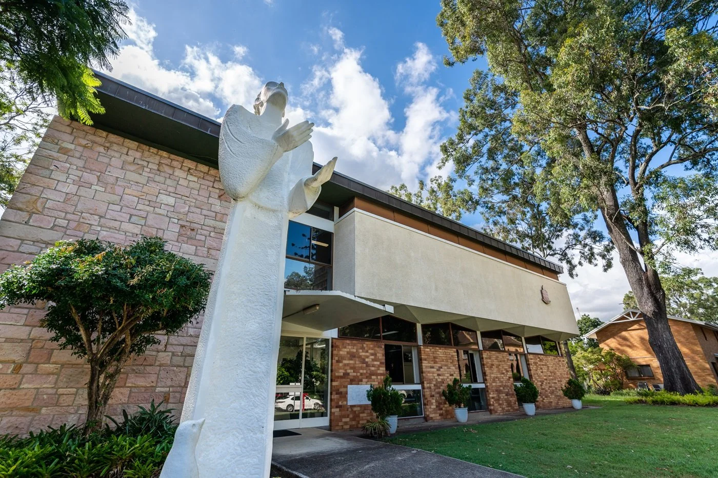 Milton,_233_Milton_Rd_-_Ground_-_HiRes-16 Statue & lib (1).jpg