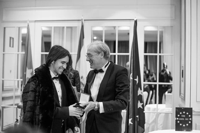 El Editor-Director de Pasarela de Asfalto recibe la Medalla de Oro del Foro Europa 2001 al mérito profesional en el Westin Palace