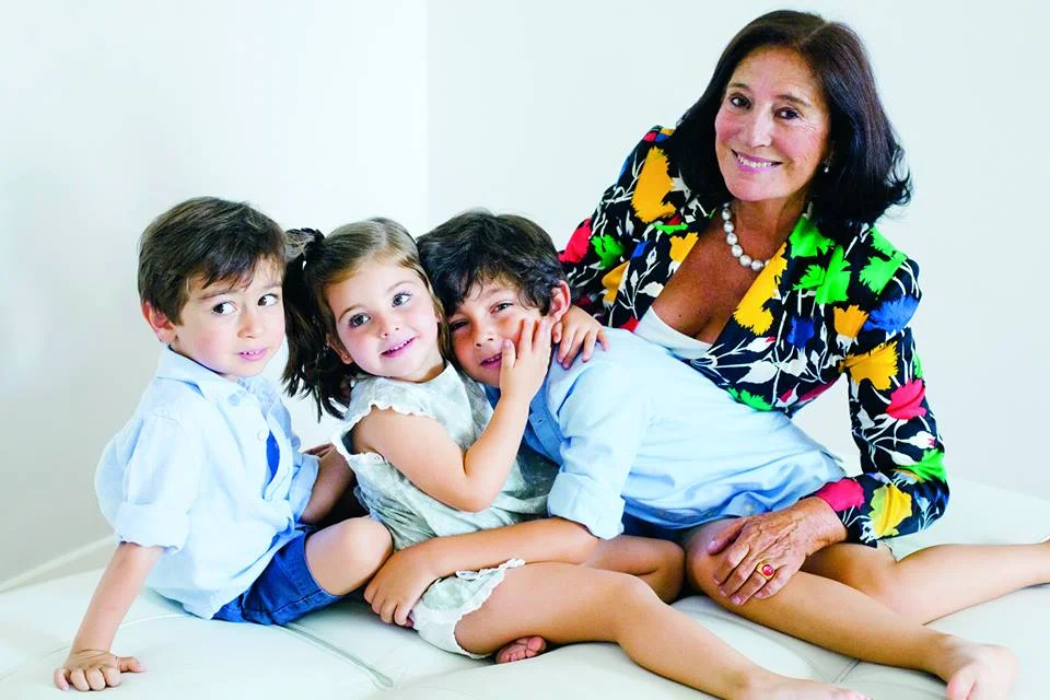 Fotografía por Julieta E. de Zulueta para Pasarela de Asfalto. En imagen, Maribel de Ortiz, Vincondesa de Garci-Grande junto a sus nietos.
