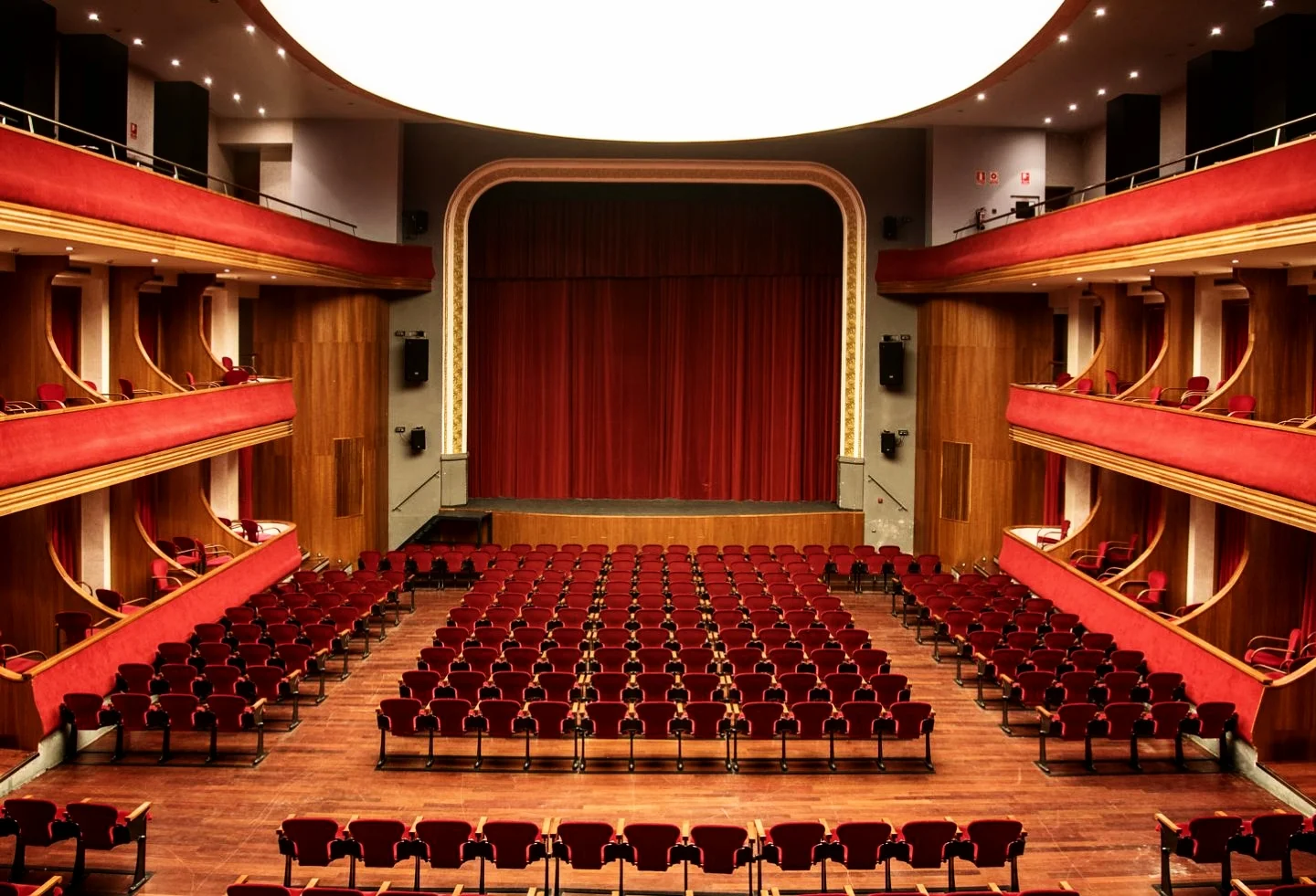 El "Teatre L'Amistat" de Mollerussa, es el recinto en el que se enmarca el Concurso Nacional de Vestidos de Papel, un lugar contiguo al museo de una gran amplitud y vistosidad.