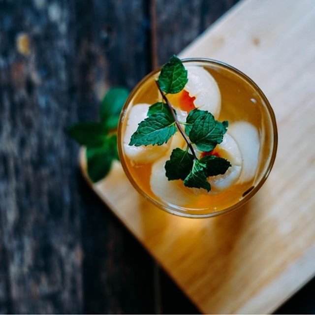 ✨🌱Join us for an evening of Botanical Cocktails! 🌱✨ In partnership with our friends @manifestdistilling and @edibleneflorida , we&rsquo;re hosting another community workshop next month, focused on the use of wild foraged edibles and local garden he