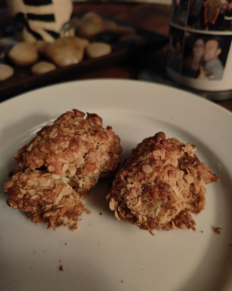 I made my first Anzac biscuits today! I found a recipe for them a while ago, and today I realised it was Anzac Day, so no better time to try making them. They don't look pretty, but that's not the point, is it?

#anzacday #anzacbiscuits