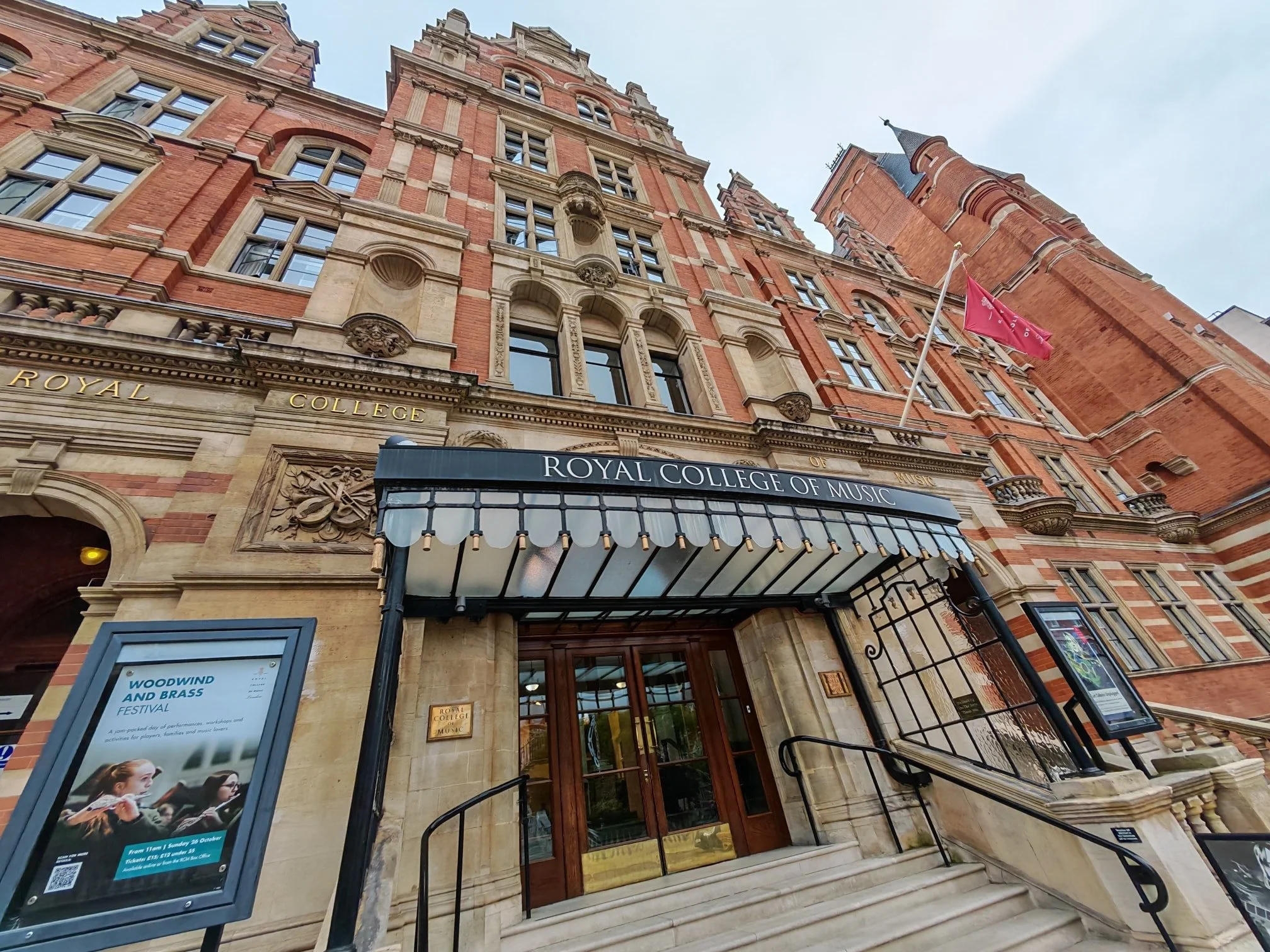 Over the weekend, I had the chance to visit this beautiful place. My main reason was to see the Kurt Cobain exhibition, but I was also intrigued to visit a music college since my In Time to the Music series is centred around one.

#musiccollege #kurt