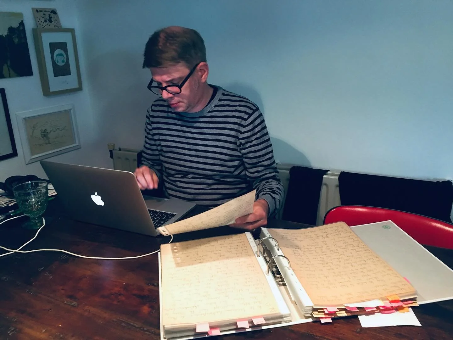 Im September 2017, da bin ich gerade dabei, das Tagebuch meiner Gro&szlig;mutter abzutippen. Dieses Tagebuch ist die wichtigste Quelle f&uuml;r den Nachfolger der Columbusstra&szlig;e, an dem ich gerade wieder sitze. 

Am 16. Dezember lese ich in der