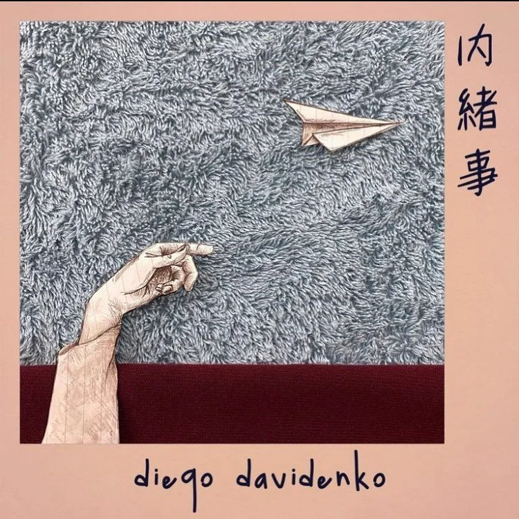 今日、新曲の「内緒事」をリリースをします。
.
この曲の歌詞は、離れているのに近くにいるの感じがするということについてです。私の恋人のアインちゃんがベトナムに帰国した時に、まだ日本にいる私は彼女にこの曲を作って送りました。そのため、離れている恋人のラブソングです。でも、最近ウイルスのせいで皆さんは家族や友達などからも離れて遠くなっているので、今日、そういう人にもこの曲を送ります。皆さんはこの曲で暖かい時間を過ごせれば本当に嬉しいです。
.
「離れているのに近い」のテーマと合うように、この曲のレ