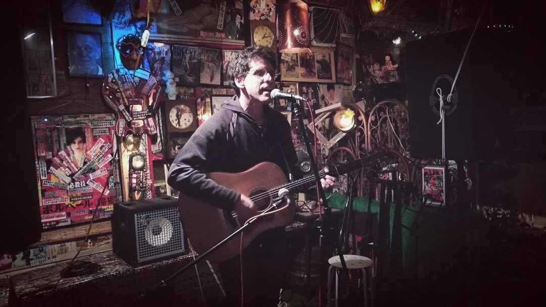 I played a few songs at #BarGariGari last night and it looked like this.  Did you miss it?  No problem, you can hear me this Sunday at 6pm at Papera Restaurant in Shinjuku. .
昨日の夜に、歌を歌った。こう見えた。見られなかったら、気にしないで。今週の日曜日18時に、新宿でpaperaというレストランで、僕のライブで、見て聞く