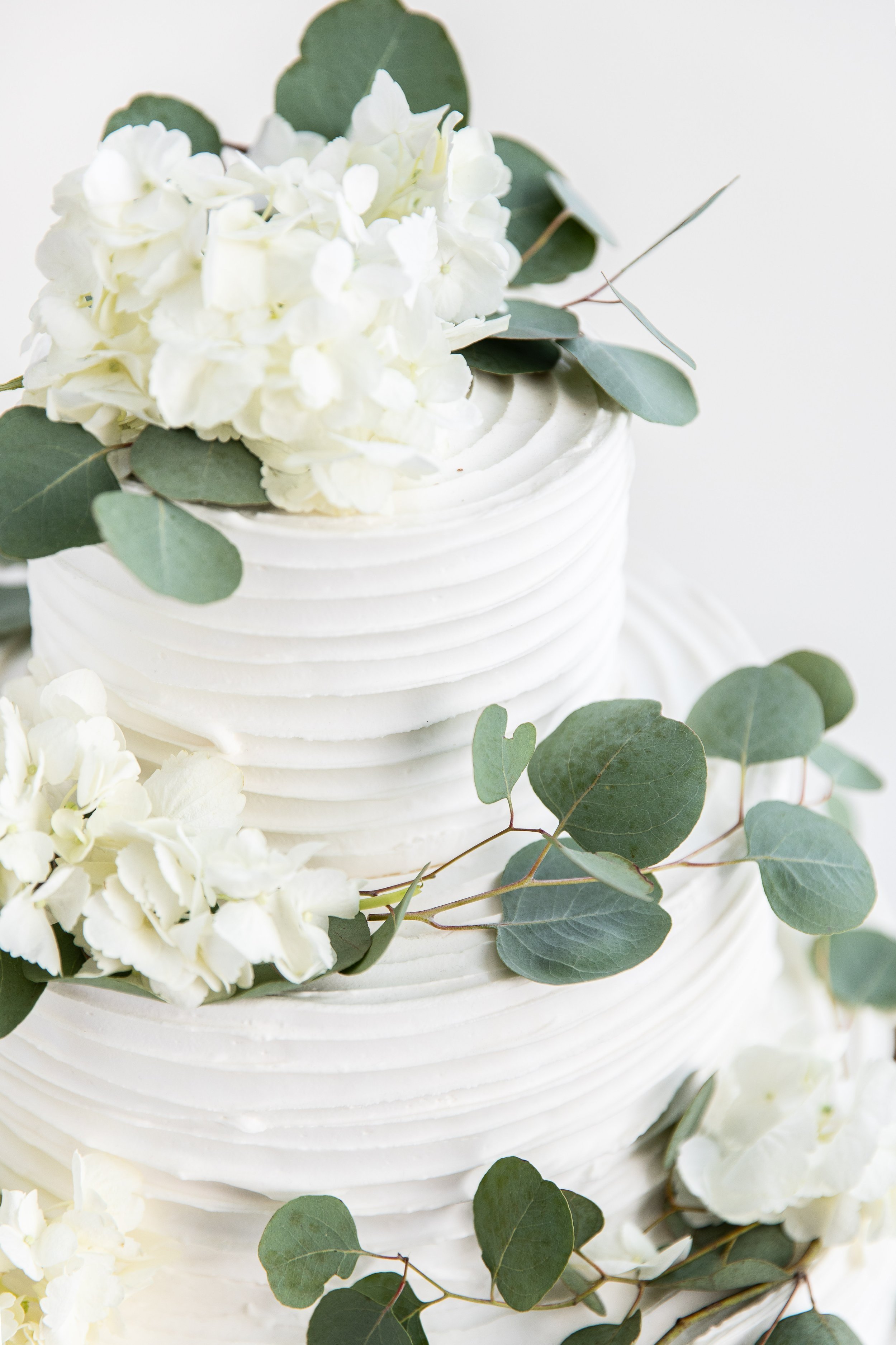 wedding cake with hydrangeas