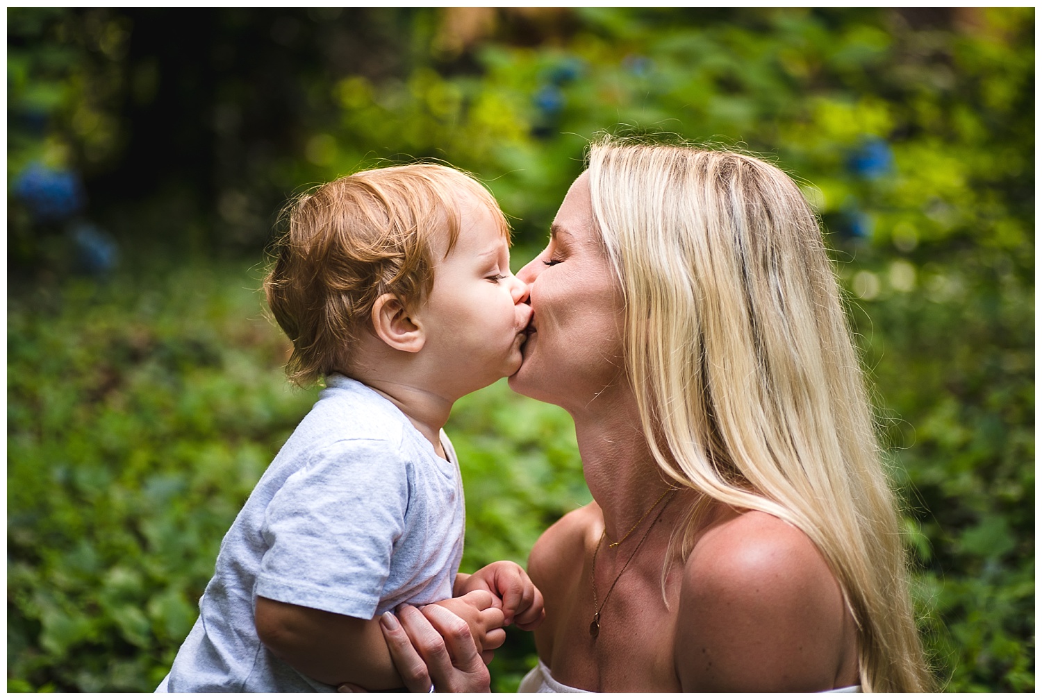 mom-kissing-toddler-family-photos