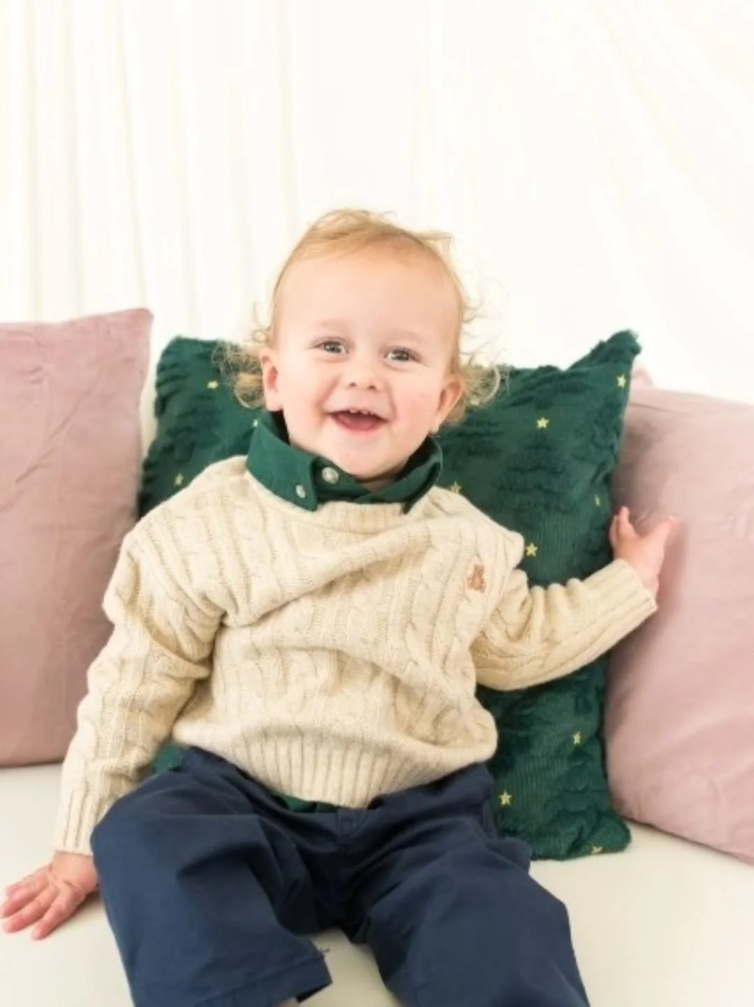 So excited to offer Holiday Minis this year!! These short sessions will take place at @pinkmoonmoms in Bethesda on November 9 starting at 9am. We will have a couch, tree, neutral backdrop and some pops of holiday colors! 

If you're already on my VIP