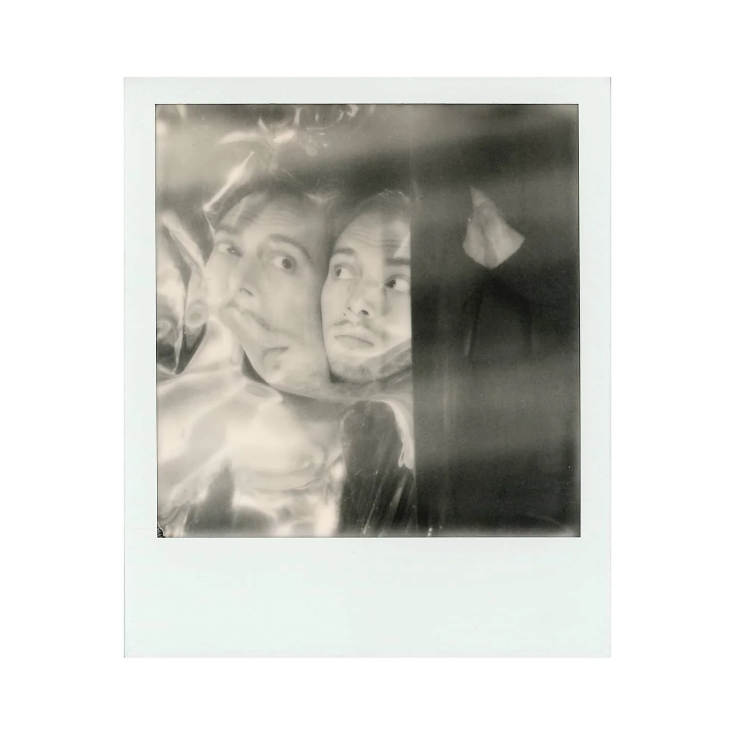 AUTO en pandemia | Soy parte del conflicto
.
.
. 
#object #manipulation #body #self #selfportrait #contemporaryart #photography #enigma #doppelg&auml;nger #polaroid #polaroidoriginals