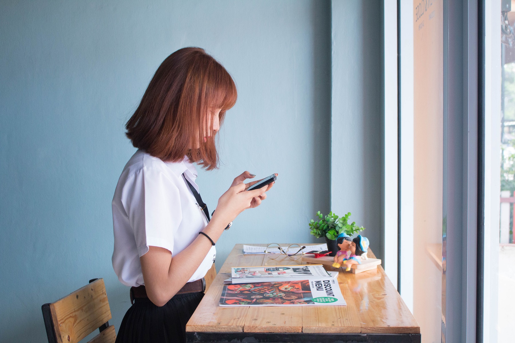 girl on phone.jpeg