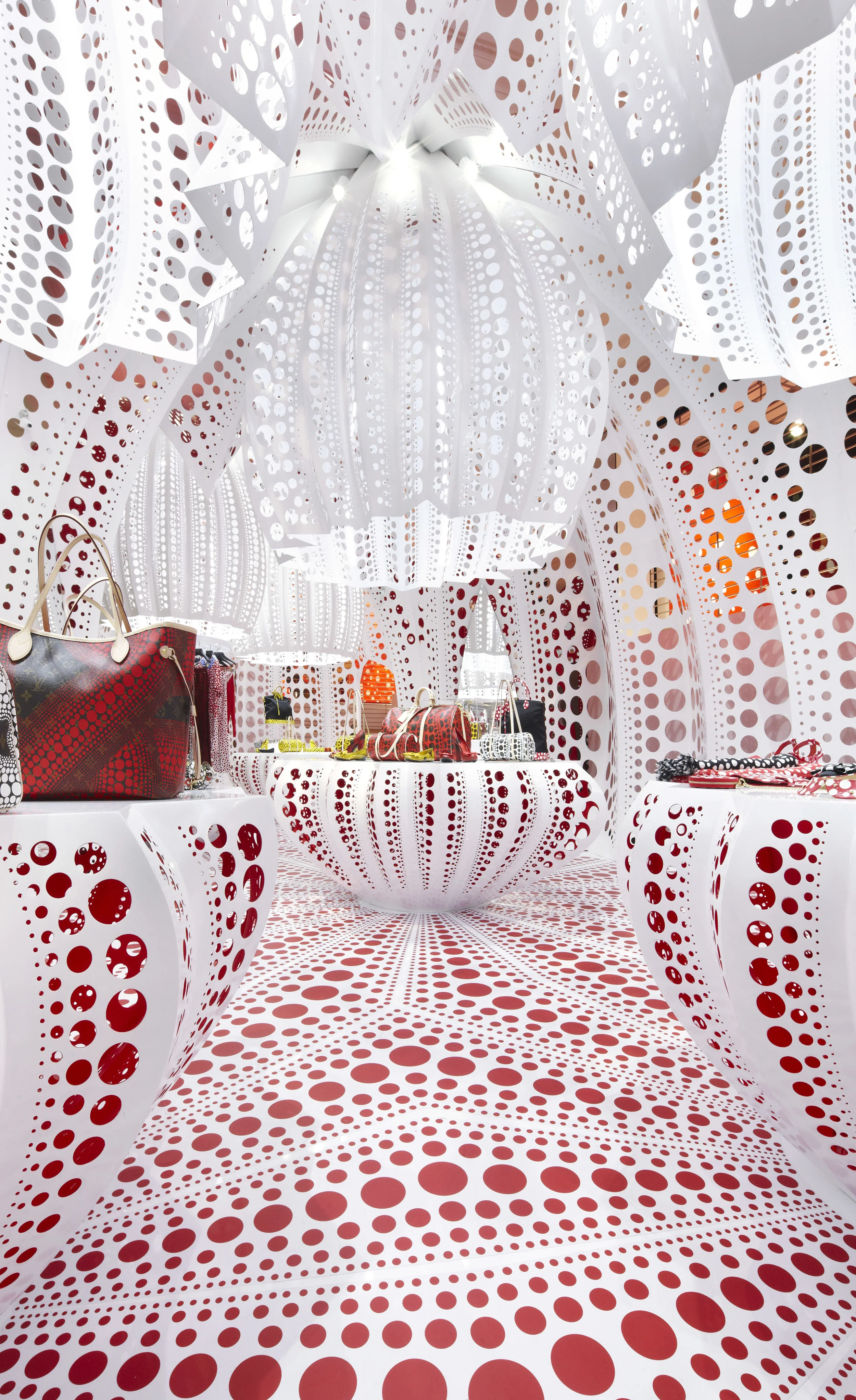 02692_LV_12_08_24_Y_Kusama_London_Selfrides.jpg