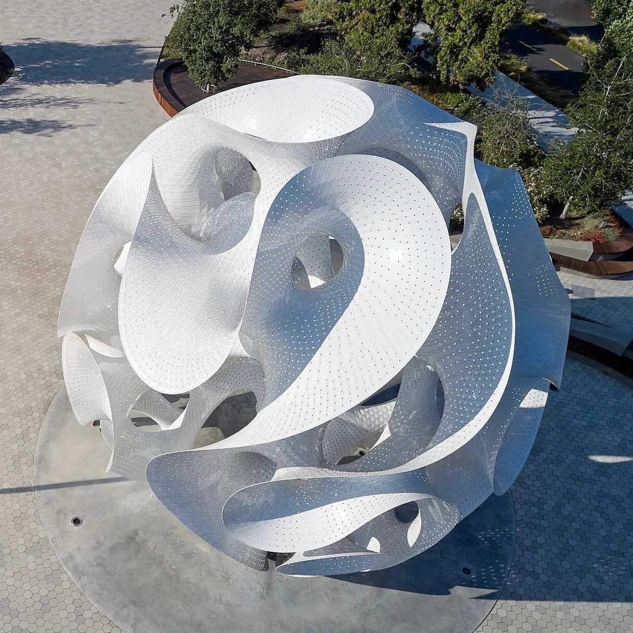 Monumental Sphere x Non-Linear Doubly Curved Surface&hellip; or just a ⚪️
.
.
.
.
.
.
🏁 The Orb
📍 Google
📷  2space