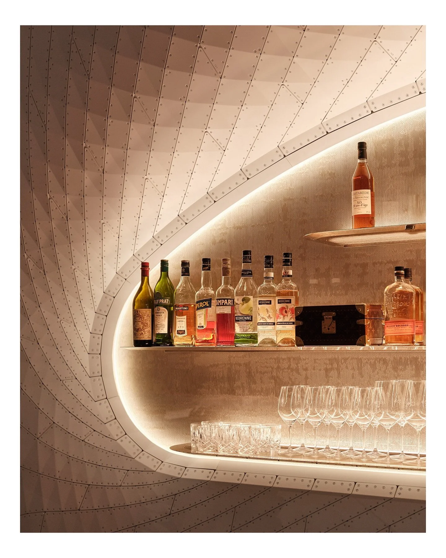 Light caught in riveted weaves ✨

#THEVERYMANY #LouisVuitton #Heathrow #Architecture #Design