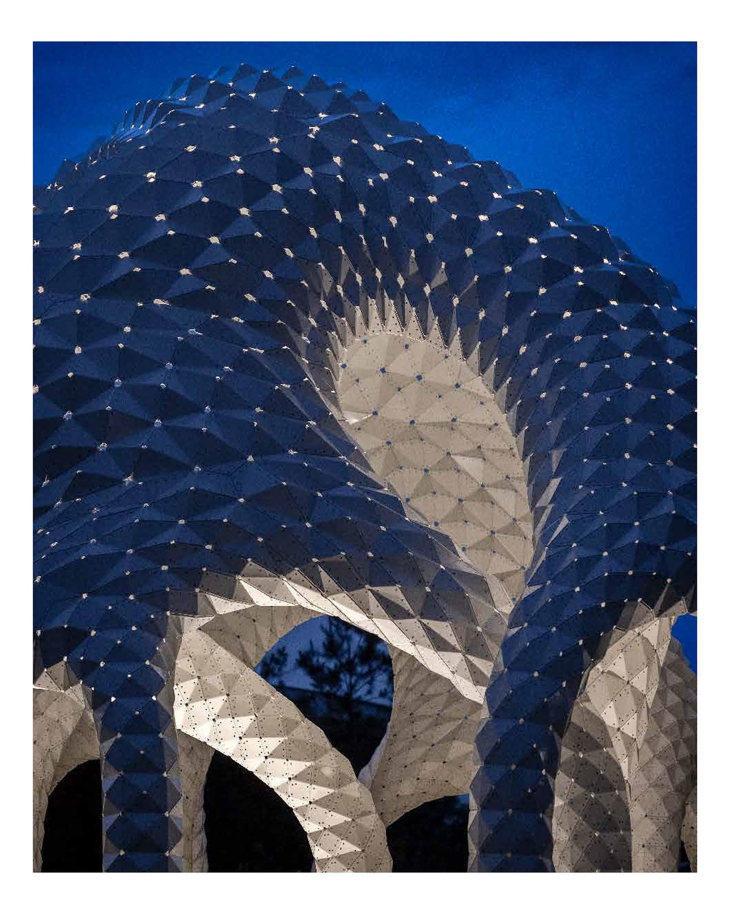 Pointillism made of light ✨

#THEVERYMANY #IleFolie #PublicArt #LightArt #InstallationArt #NightVibes #CityAtNight