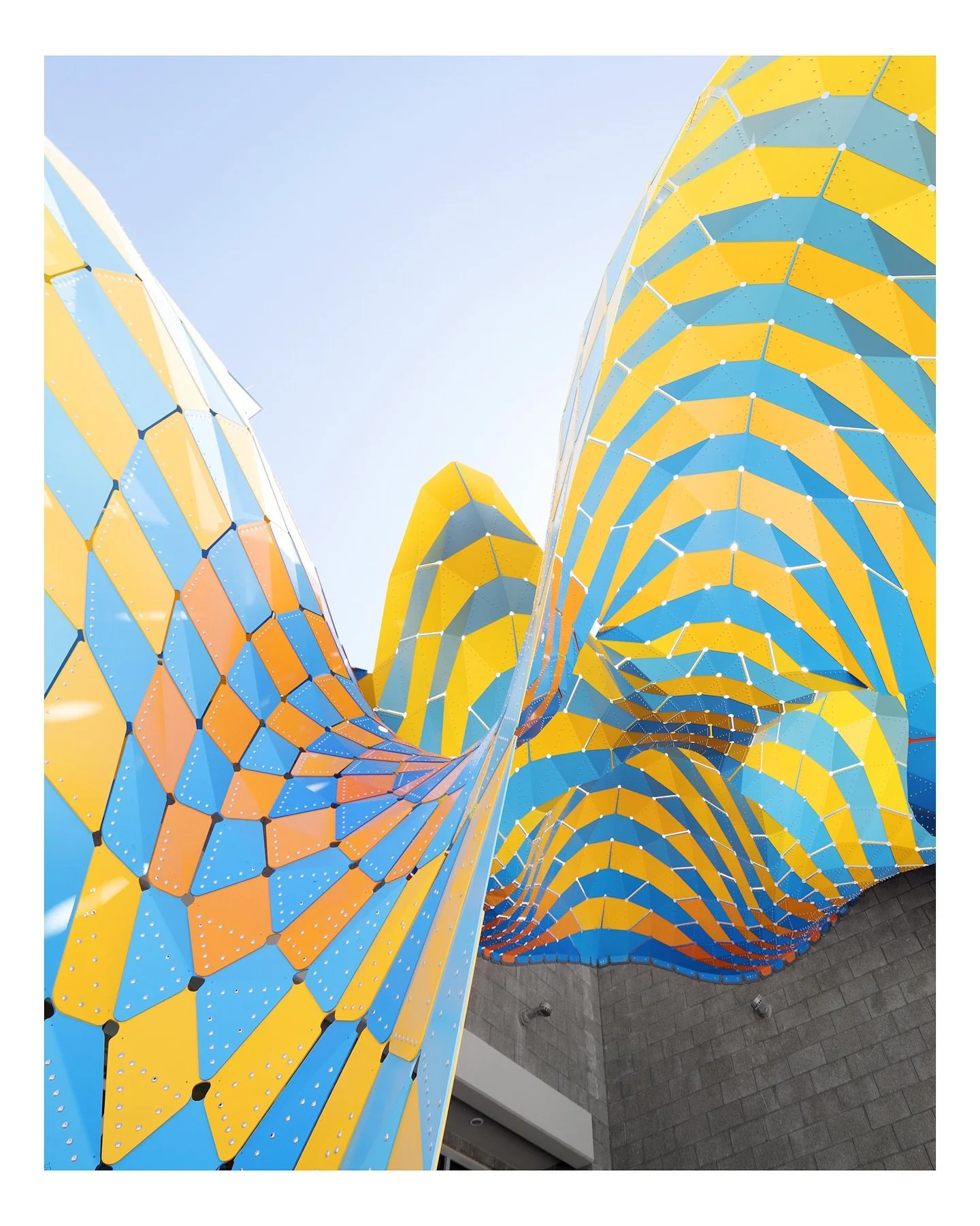 When shingles decided to be structural.
.
.
.
#THEVERYMANY #elpaso #StructuralShingles #facadesystems #materialinnovation #ArchitectureLovers