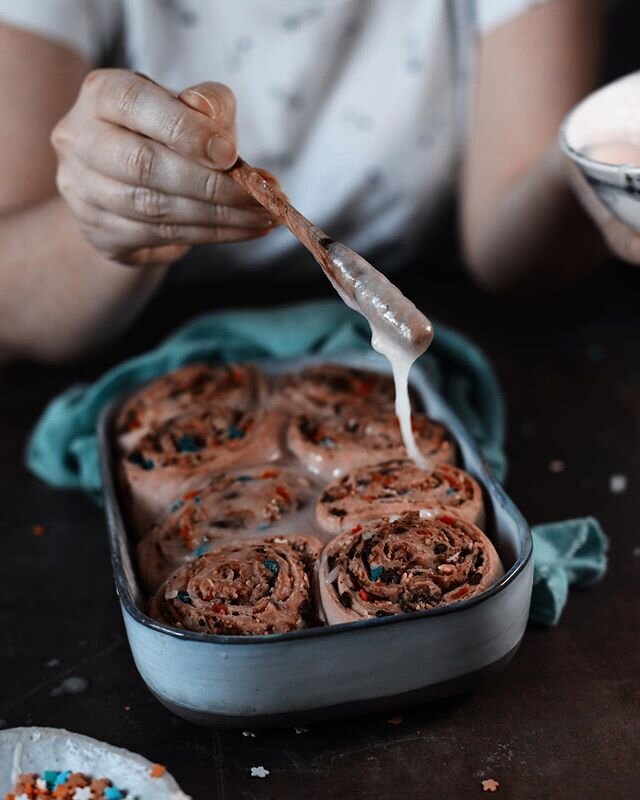 &bull; Brioche Rolls &bull;
.
.
Rolling fun - no fruit this time, but an easy and kids friendly recipe with chocolate chips and edible confetti sugar. Perfect to roll all you worrisome away! &bull; Ingredients for the dough &bull;

375g white flour
P