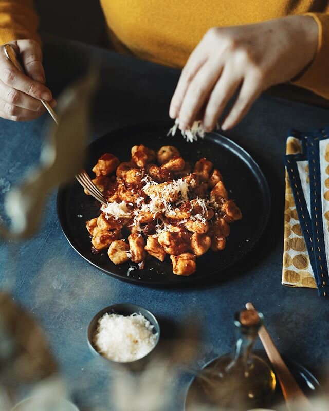 &bull; Gnocchis pomme de terre &bull;
Easy recipe with ingredients from your pantry. {French version}
&bull; Ingredients&bull;
Pur&eacute;e de pomme de terre 1.5 k
&OElig;ufs 2
Farine 530 g
Beurre fondue 40 g
Parmesan rappe 50 g
Herbes 
Sel- poivre-m