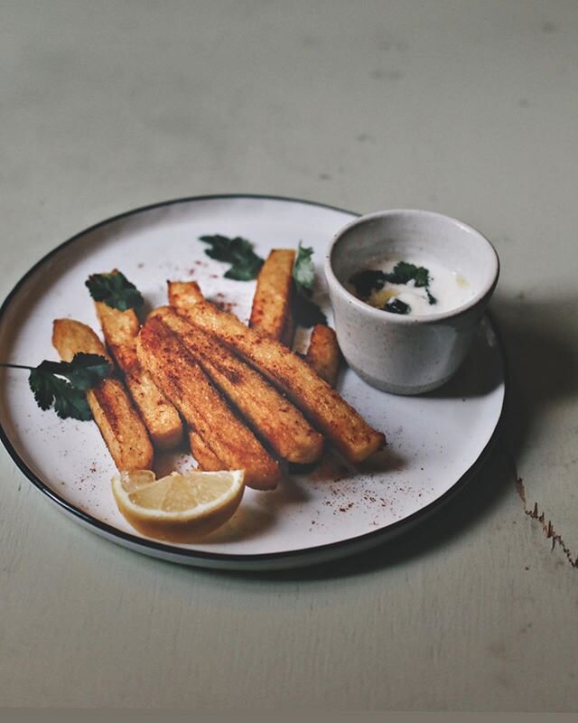 &bull; SIMPLE POLENTA STICKS &bull;

Another day at home, chasing lights with the best company🖤
Comment for recipe, if you need one!
.
.
.
.
.
#italiansdoitbetter #polenta
#socialmediamarketing #socialmediamanagement #swissphotographer #swissfoodie 