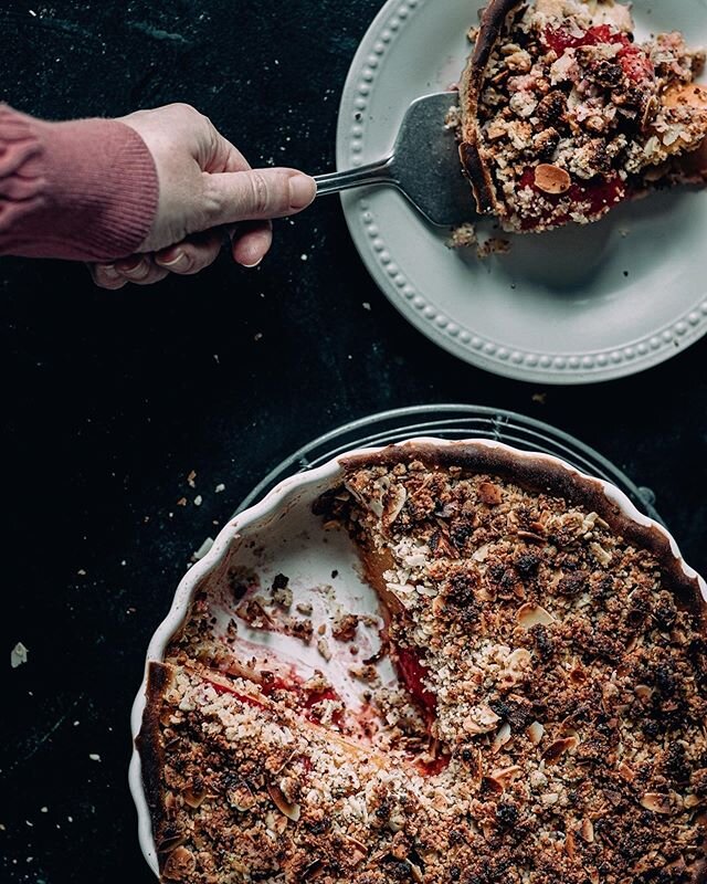 &bull; STRAWBERRIES AND PLUMB CRUMBLE&bull;

Swipe left to find an easy and crumb-licious step by step plumb and strawberries recipe!
You can find the ingredients and full recipe in my stories &amp; highlights. 
Stay home, stay safe and bake away you