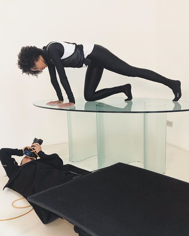 put that glass design table to work 🥵 🚨#artdepartment #photostudio