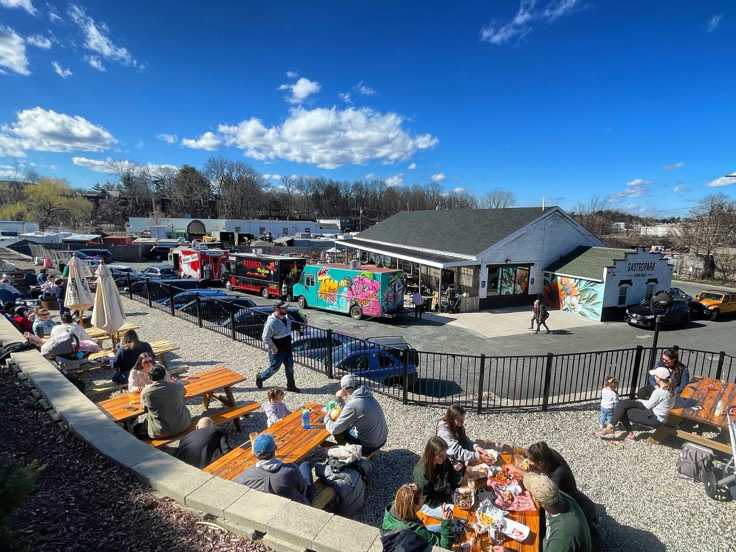 A lil slice of food truck heaven ✨ #gatherandgraze 

Check out this weeks full truck and event lineup below!👇🏼

🔹 WEDNESDAY 4/5🔹
☕️ @alvariumroasting &bull; 7am-3pm
🥖 @smallstate &bull; 8am-2pm
🍻 Bar &bull; 12-9pm (Happy Hour &bull; 12-6pm)
🍽 