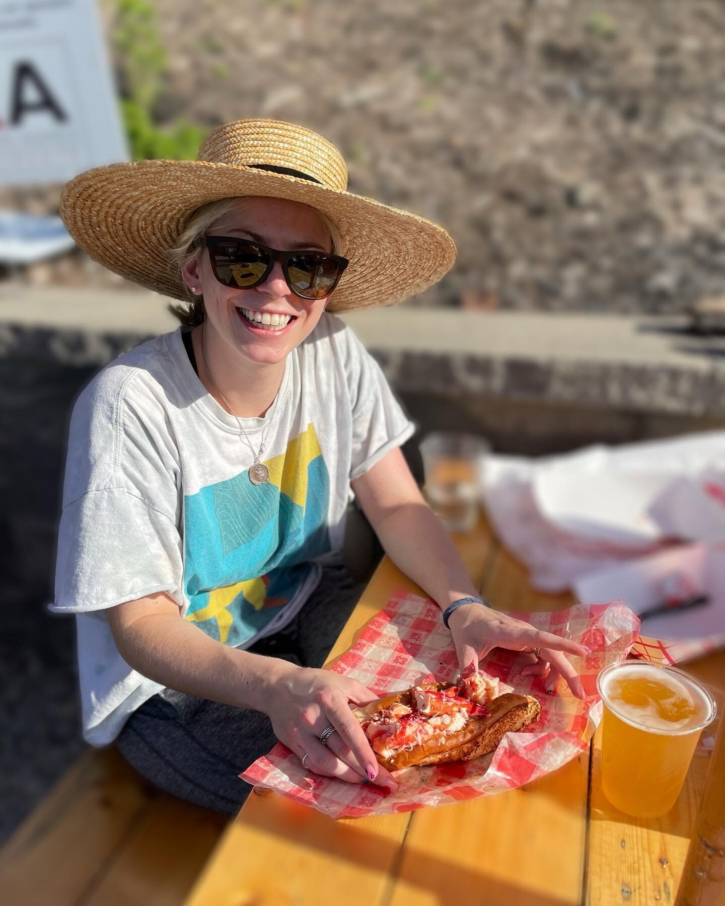 SUMMER IS IN THE AIR 🦞🦞🦞 

Lobstah Rolls + Craft Draft = the ELITE way to start your weekend 👏🏼👏🏼👏🏼👏🏼

Taste for yourself why @lobstertales_foodtruck has been voted one of the top lobster rolls in CT 🤤

Happy hour specials until 6pm tonig