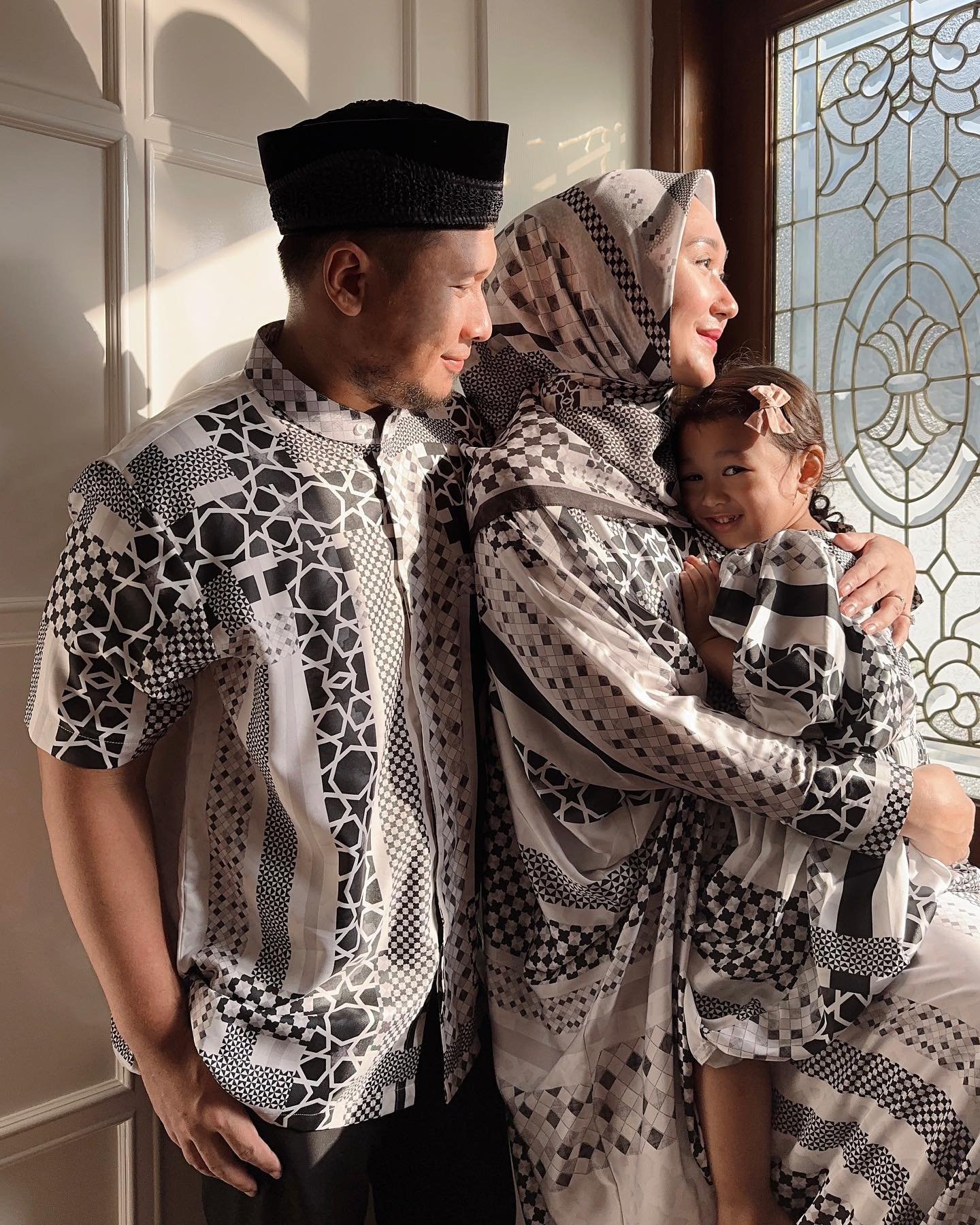 @dianpelangi 's family of three matching in black and white printed designs
