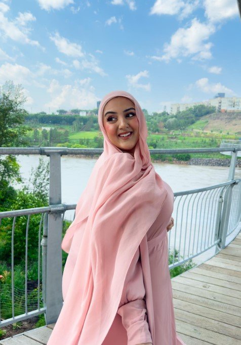 @itsamyk perfect in pink in a rosy dress and abaya matching combo