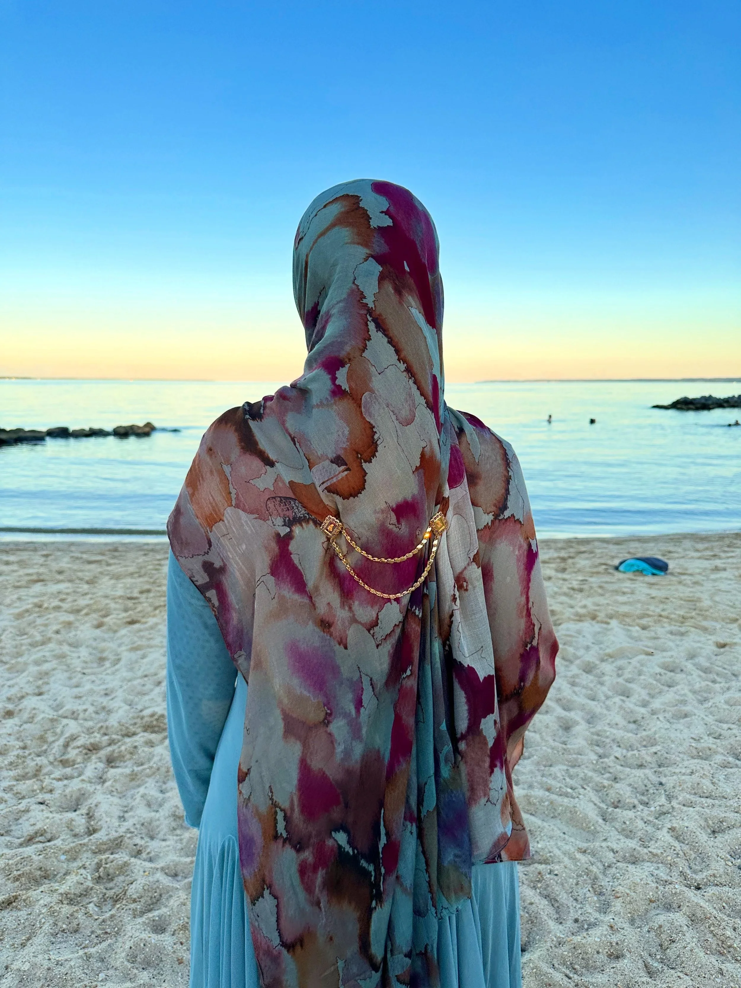 It&rsquo;s still summer till the last drop ! 🌊

✨@cmbstyling clip to secure my hijab drapes in the breeze
✨@velascarves watercolor floral hijab