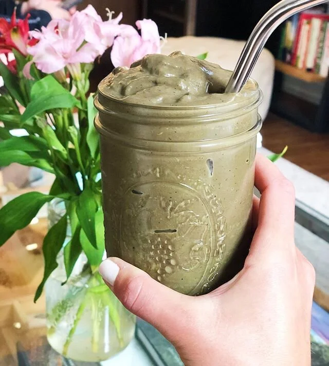 ANTIOXIDANT SMOOTHIE 💙 Frozen blueberries, frozen cherries, kale, spinach, frozen bananas, cinnamon, frozen cauliflower and almond butter. Veggies, fruits and 3 different color varieties all blended into one glass. Going to be a good day 🌈 Merry Ch