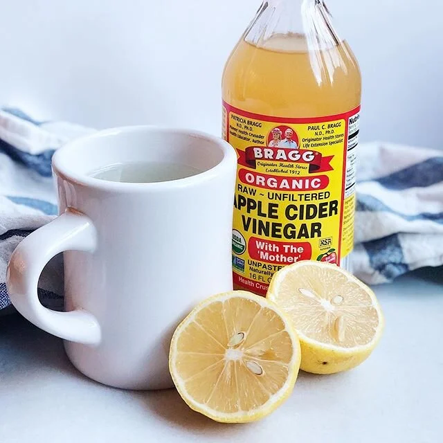 Who wants to join me for a healthy habit new year challenge? Small changes in routine can have huge impact on your health, outlook and energy. The first thing I do every morning is drink warm lemon water with 1 tbsp of raw apple cider vinegar. ‪Start