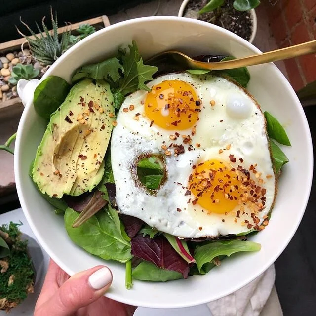 My favorite weekend lunch 😋 Big bowl of greens, 2 fried eggs, 1/2 an avocado. Leafy greens, fiber, protein and healthy fats 👏🏻👏🏻 #lunch #eggs #saturday