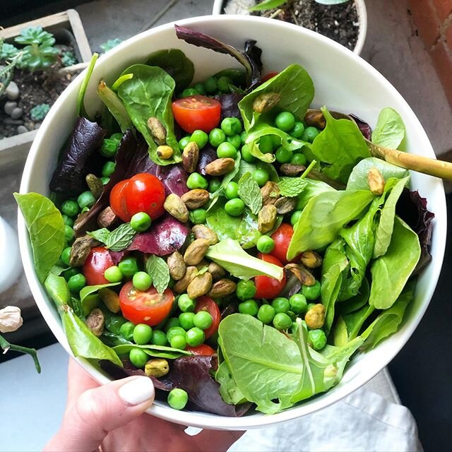 So many flavors in today's lunch bowl: mixed greens, peas, cherry tomatoes, roasted pistachios and fresh mint! I absolutely love mixing fresh chopped herbs into salads for tons of flavor and the health benefits 🌿🌱🍃 Some of my favorites are mint, c