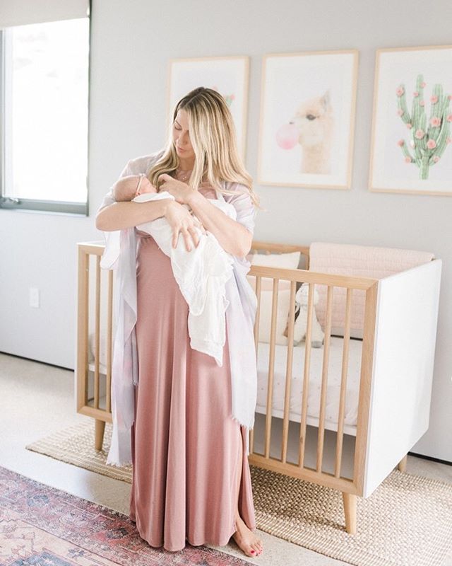 How perfect does mama look in this adorable nursery ⋒