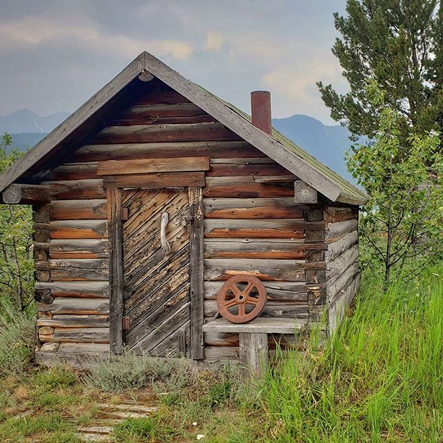 Would you live here??? Drop us a comment below and let us know. Once upon a time, someone called this tiny log cabin home 🏘
➡️ Swipe to see this image transferred to timber, perfect art for any size home. Ps this exact wood print still available for