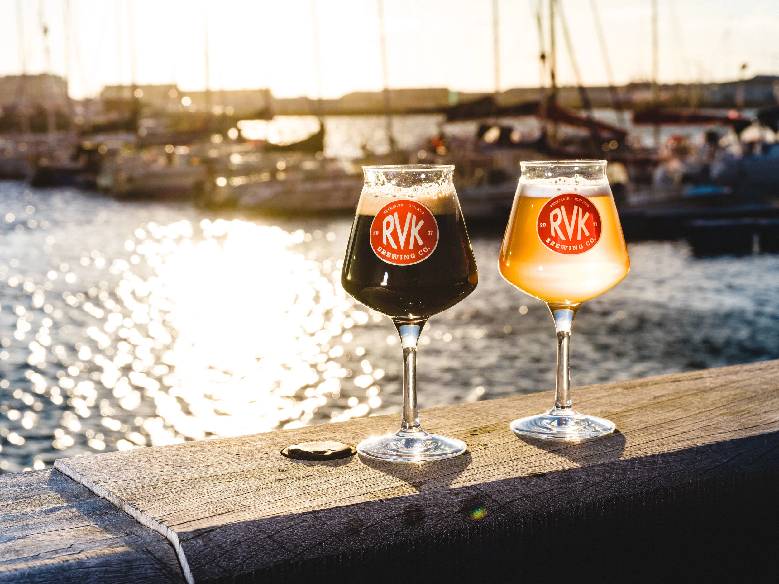 Co & Co og Sperrileggur á hafnarbakkanum.