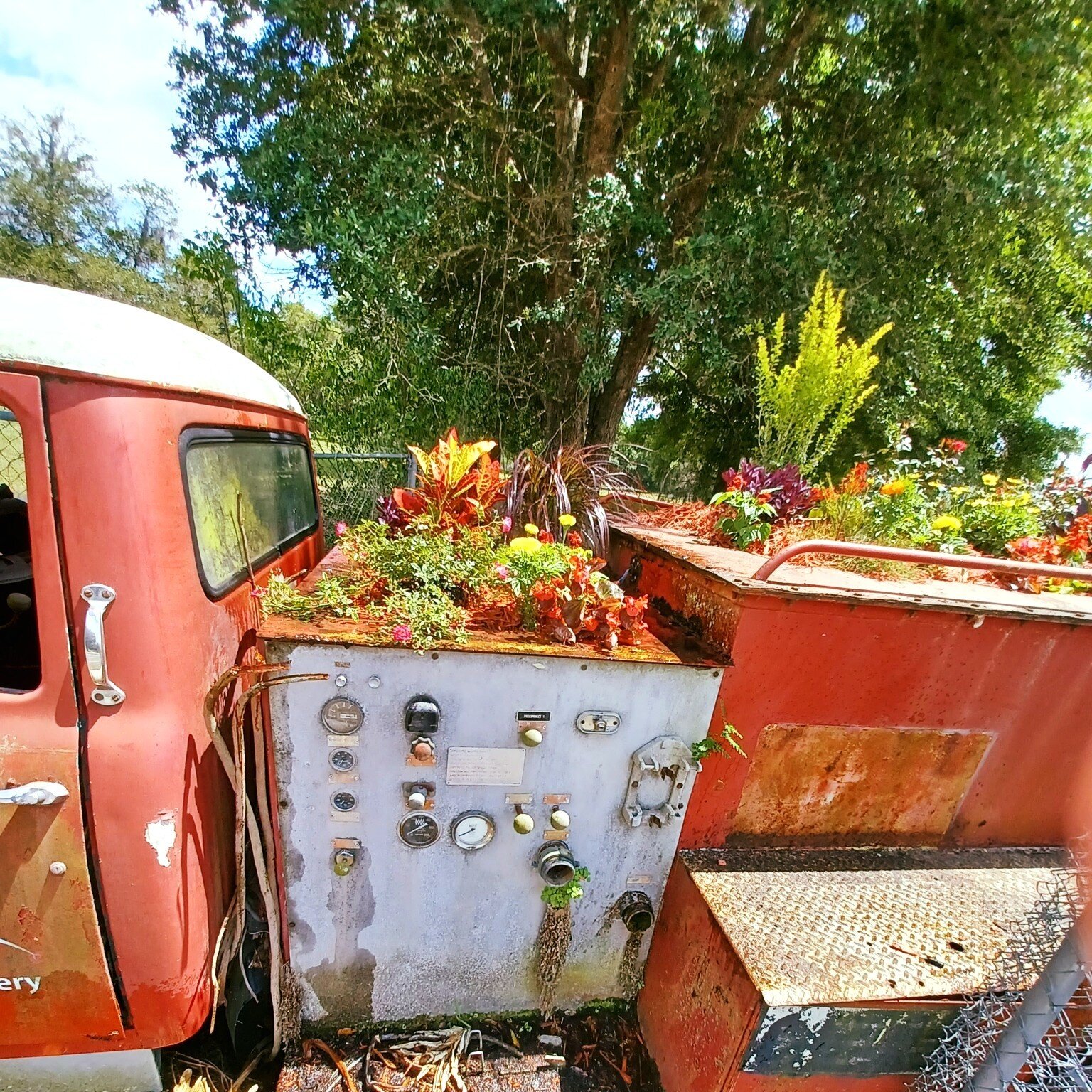 Just Truckin' Along 😎🚒
Our crews do some AMAZING art here, come check out their other pieces here at the Green House Nursery!