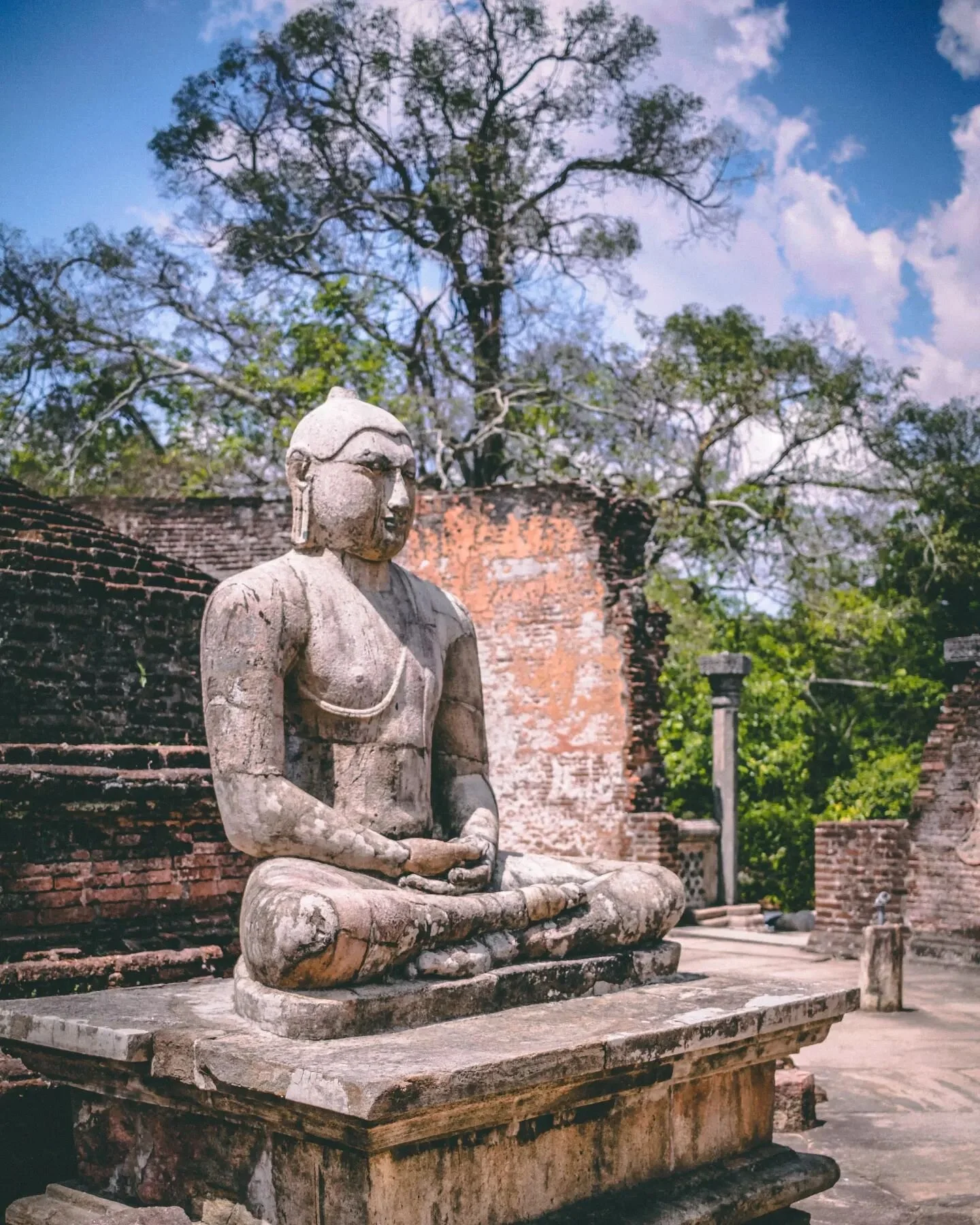 Monumental ruins.
.
.
.
#srilankatravel #polonnaruwa #unescoworldheritage #womenwhoexplore