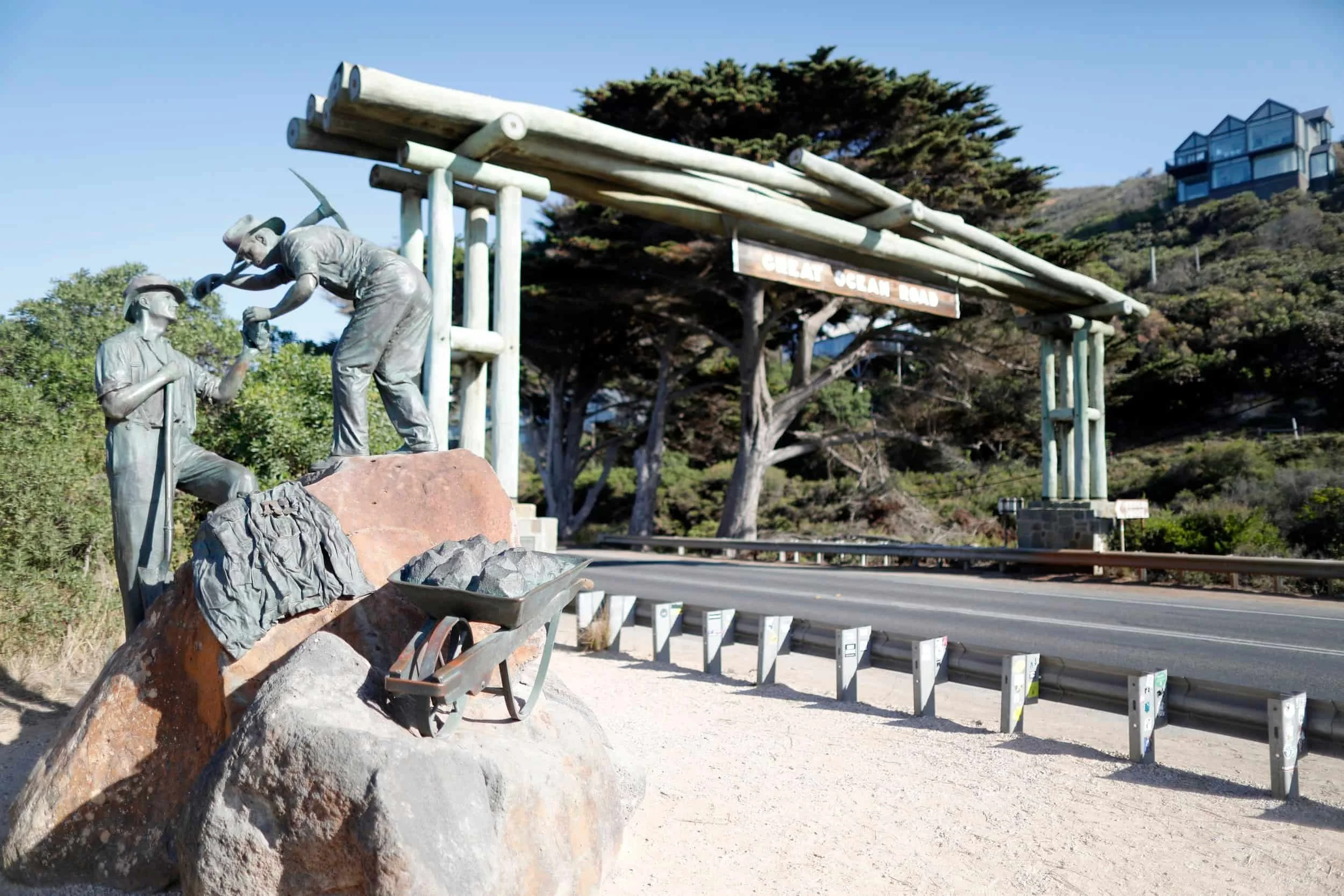 Great Ocean Road tour - Memorial Arch