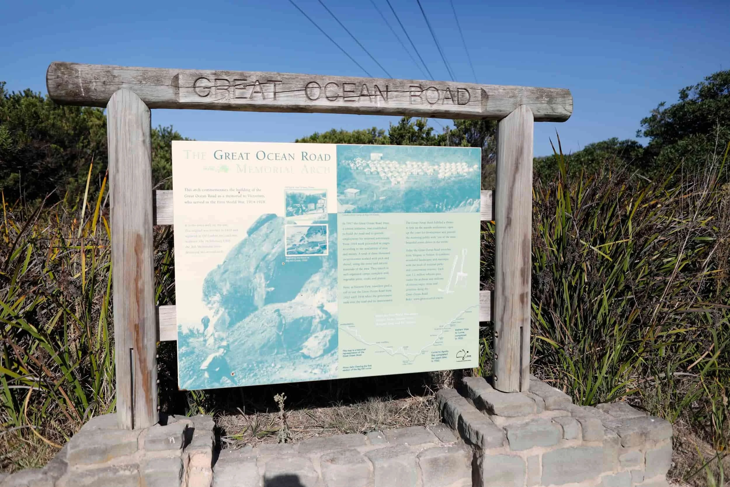 Great Ocean Road tour - Memorial Arch