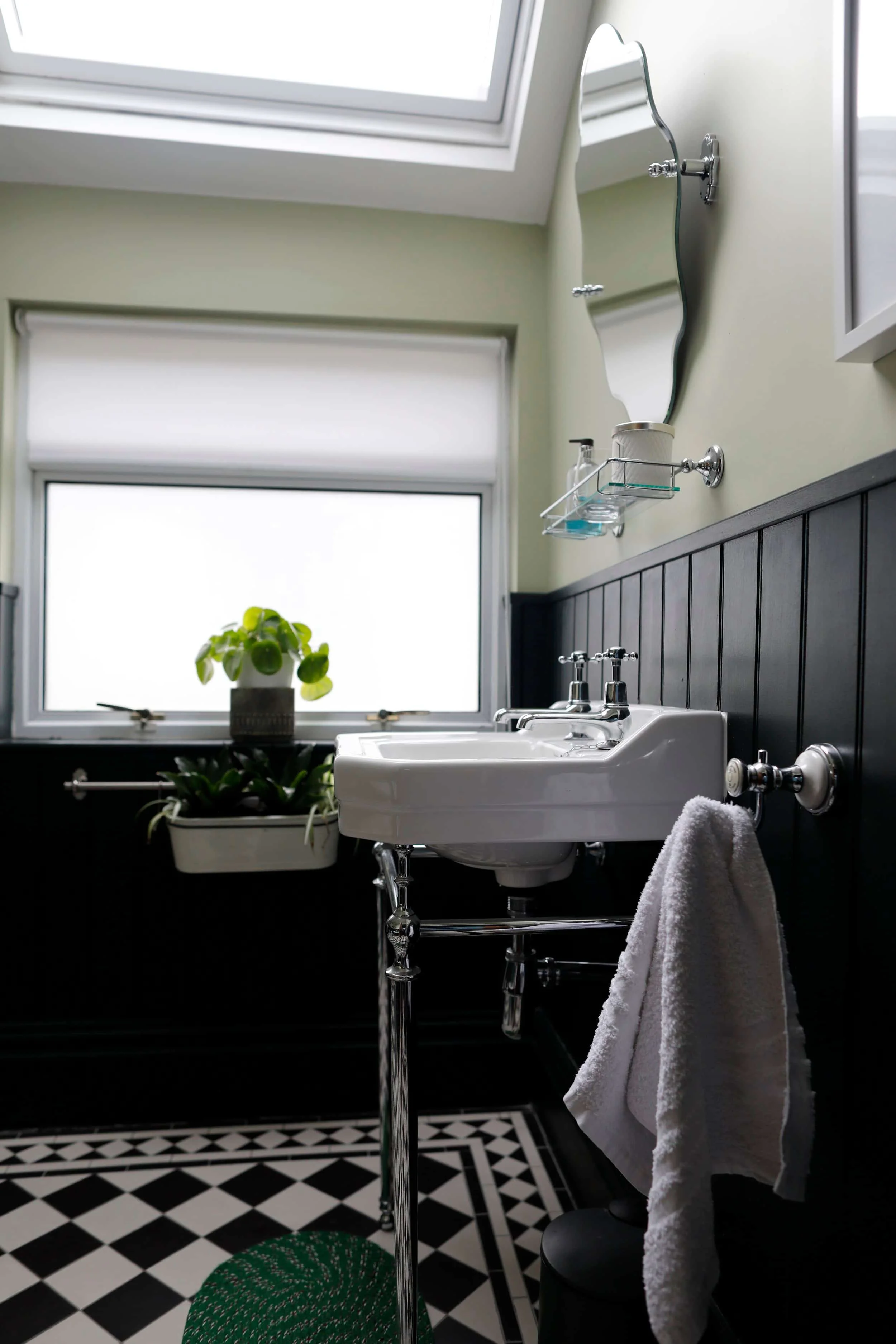 Modern black and white bathroom