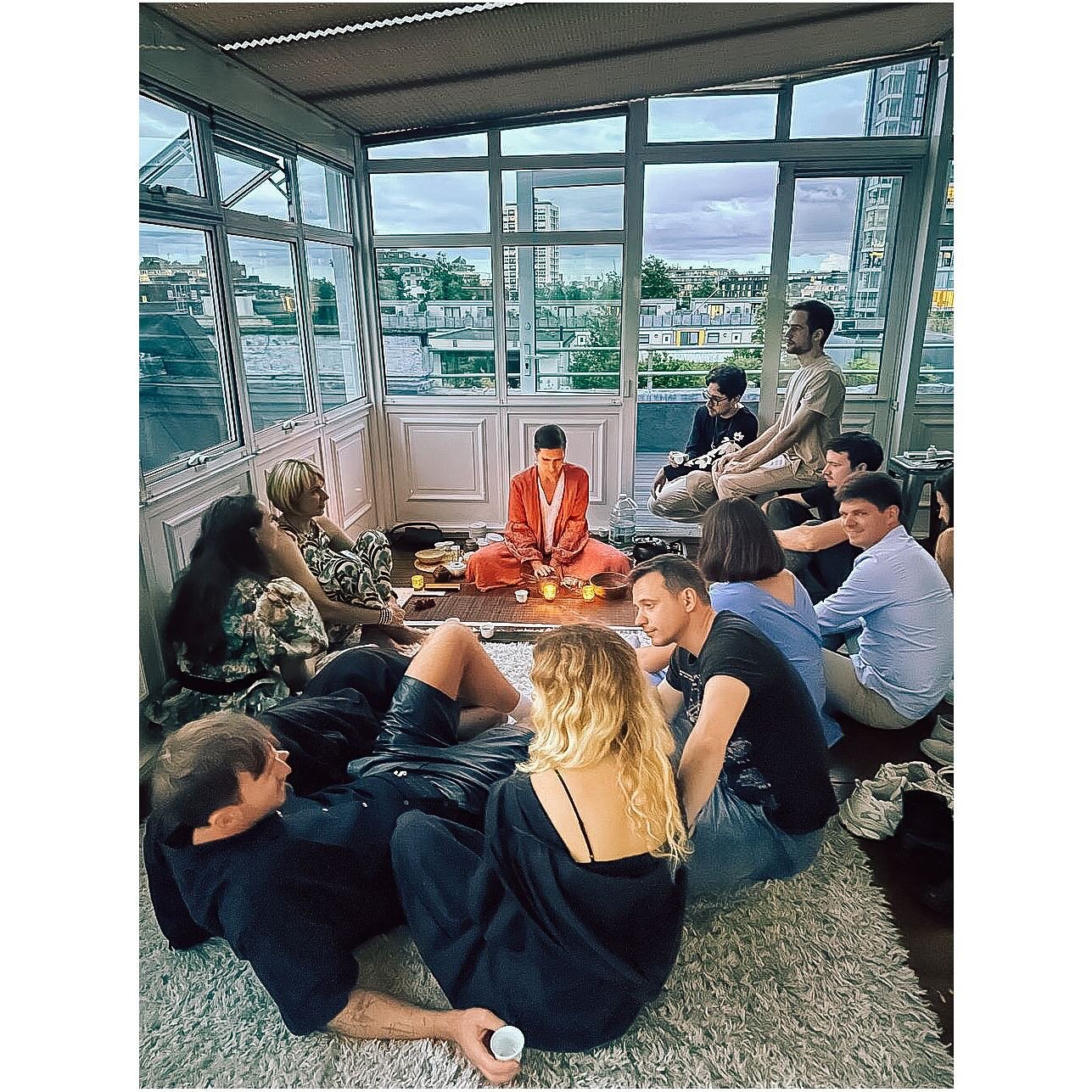 Summer moment from the tea corner at a party - five different teas - lots of conversations - beautiful open minded big hearted curious people. It wasn&rsquo;t the usual sacred chadao tea ceremony but it wasn&rsquo;t less sacred because of that. Tea i