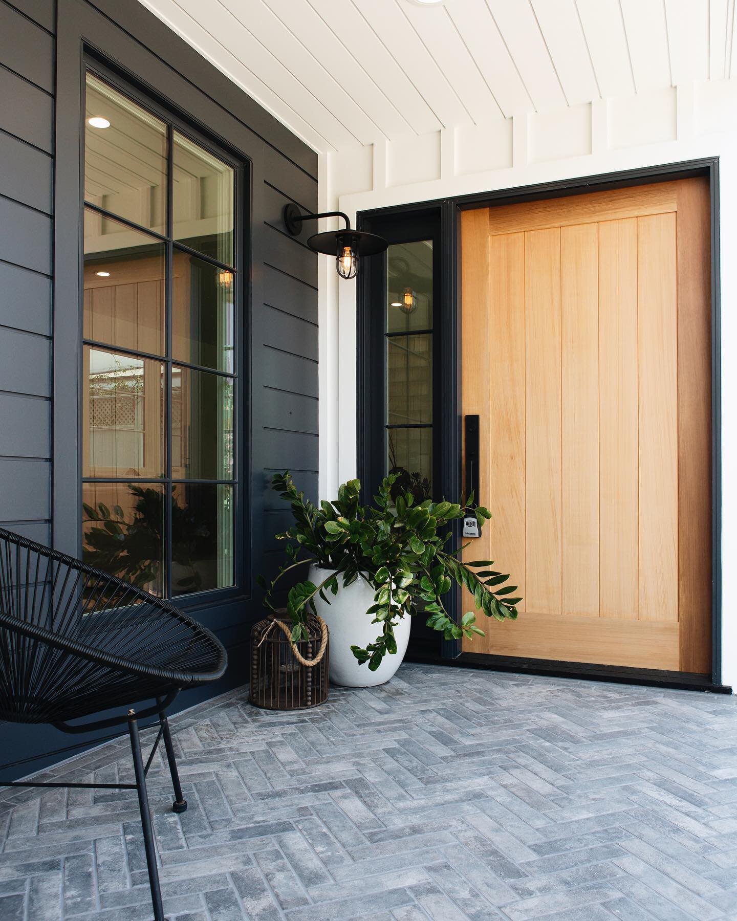 Coral Ave Entry
 
Architect : @alderjamesstudio 
Interiors : @leavermilyadesign 
Staging : @alignmentshome 
Photography : @kimutley.photography