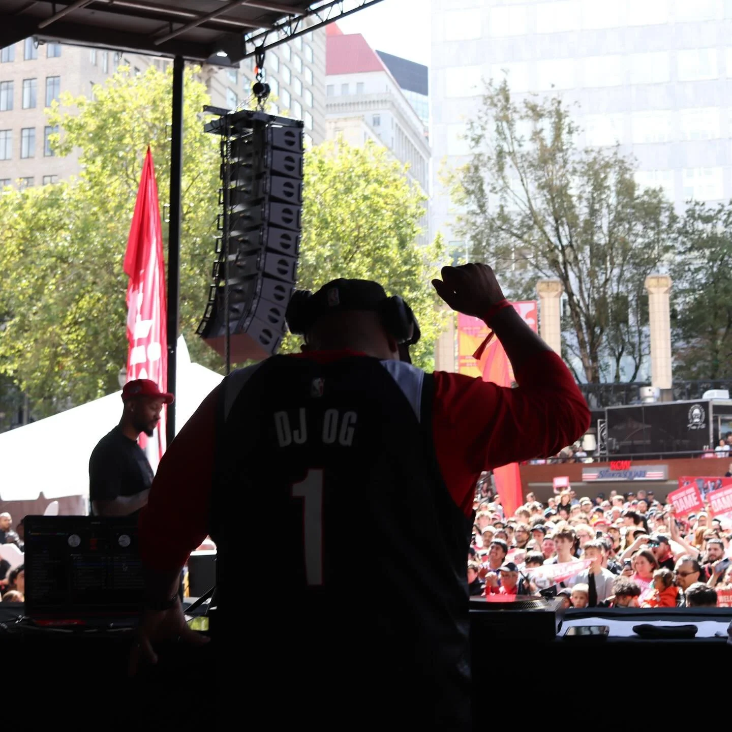 Mixing the best sound for a legend’s return. Honored to handle the audio for the Trailblazers Damian Lillard welcome back at Pioneer Courthouse Square. A privilege, from every cable to every cheer.
.
.
.
.
.
.
.
.
.
.
.
.
.
@trailblazers 
@dami