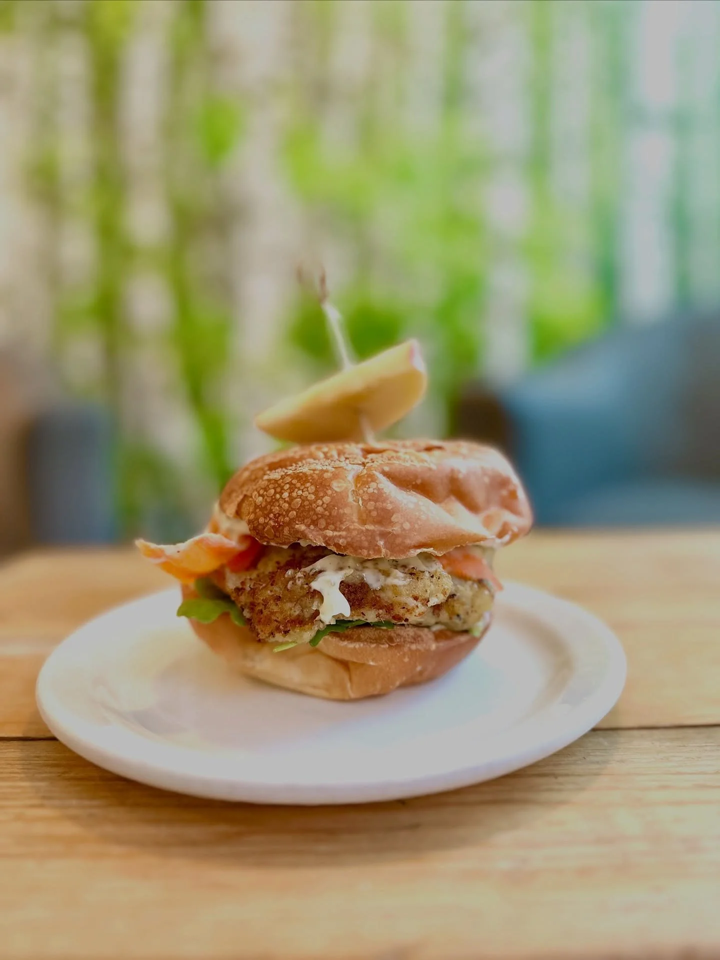 𝗡𝗘𝗪 𝗙𝗶𝘀𝗵 𝗕𝘂𝗿𝗴𝗲𝗿

A patty made with @fishonthebay fish, served on a @bushorderprovisions milk bun, topped with a homemade tatar sauce, carrots and arugula 

#birchwoodcoffee #fishonthebay #bushorderprovisions #yellowknife #northwestterrit